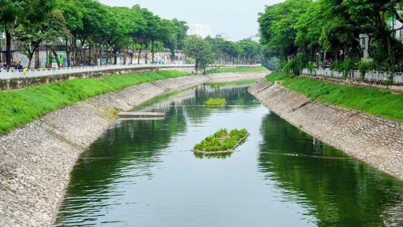 Màu nước xanh trên sông Tô Lịch. (Ảnh: VĂN THỊNH)