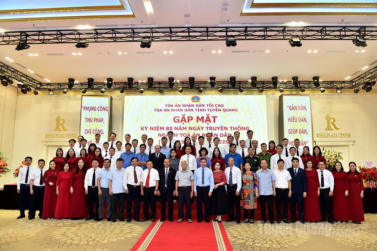 សមមិត្ត ម៉ា ថេហុង អនុលេខាគណៈកម្មាធិការបក្សខេត្ត ប្រធានគណៈកម្មាធិការរណសិរ្សមាតុភូមិខេត្ត បានថតរូបអនុស្សាវរីយ៍ជាមួយមន្ត្រី និងថ្នាក់ដឹកនាំតុលាការប្រជាជនខេត្ត។