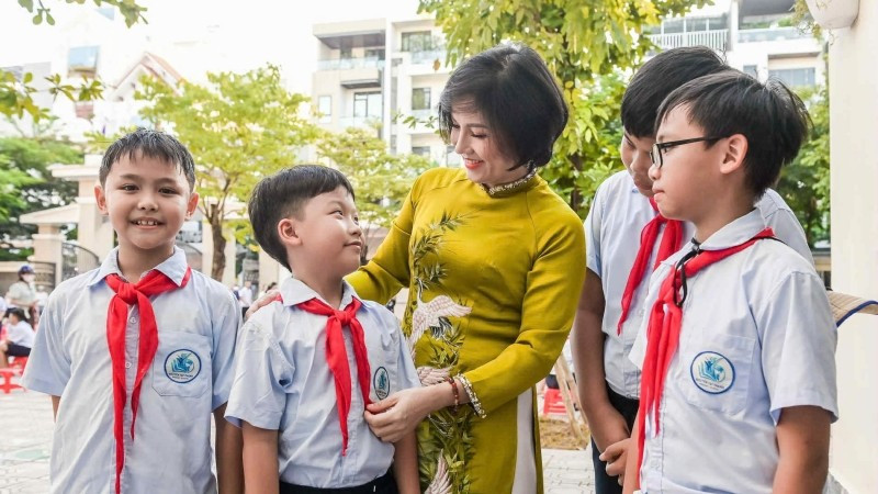 លោកគ្រូ អ្នកគ្រូ និងសិស្សសាលាបឋមសិក្សា Nguyen Tat Thanh (វួដ Nam Dinh ខេត្ត Ninh Binh)។ (រូបថត៖ ត្រឹង ទុង)