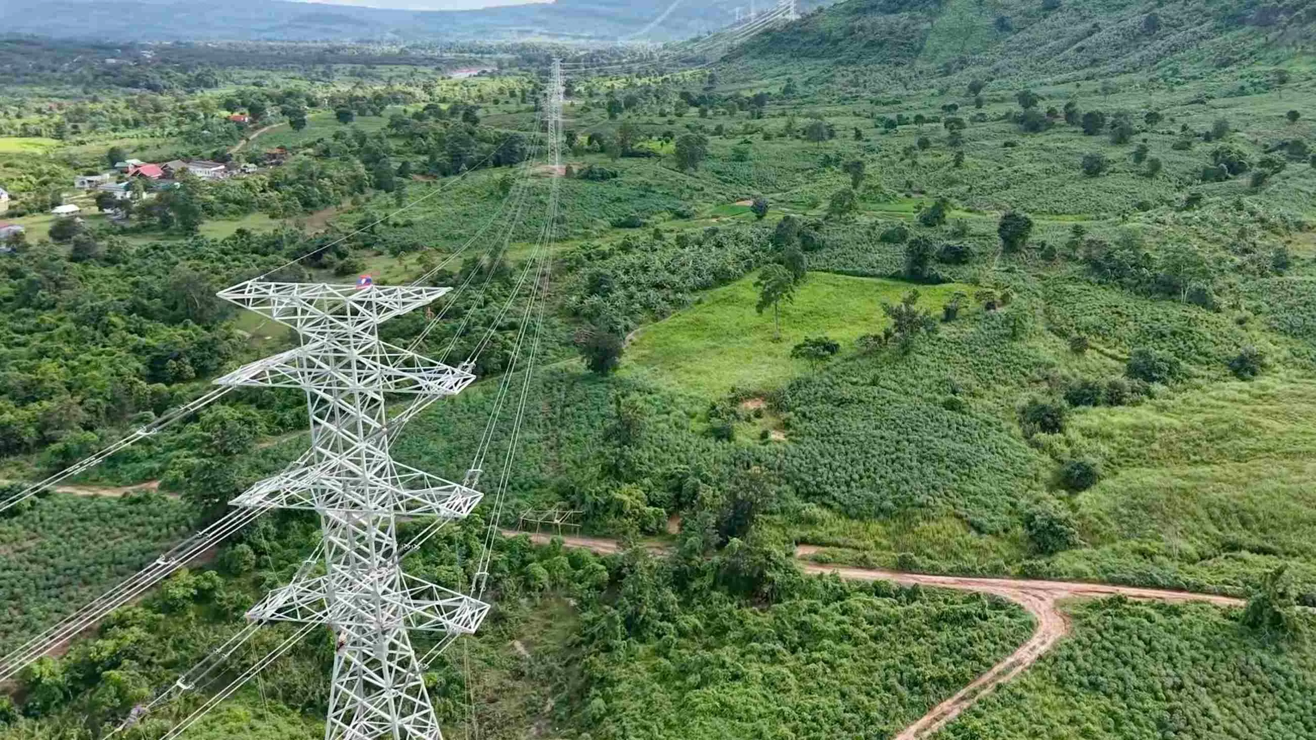 What can we see from the rapid completion of the electricity transmission line from Laos to Vietnam by businessman Do Quang Hien's T&T Group?