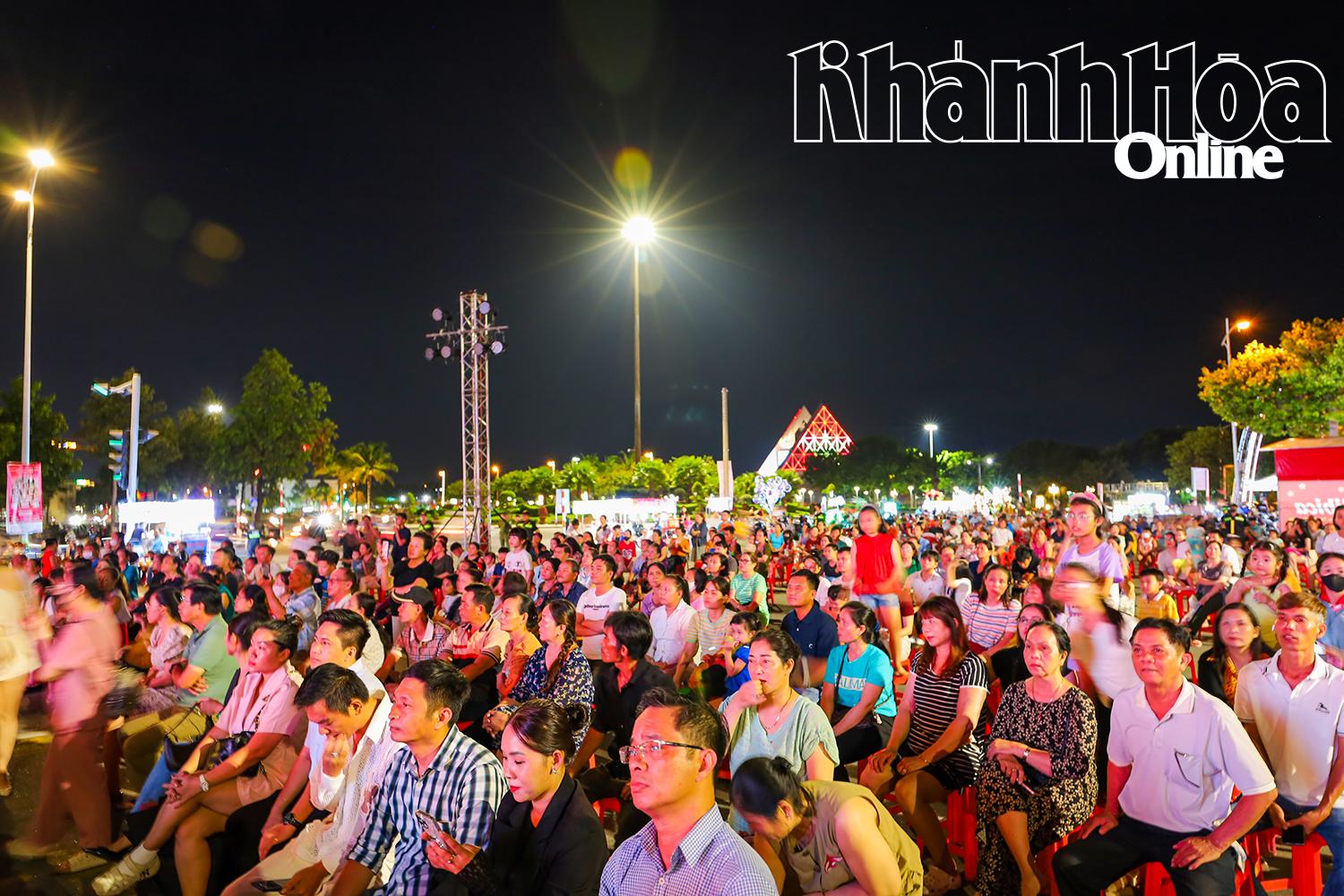 ទស្សនិកជន​បាន​មក​ទស្សនា​ការ​ប្រកួត​នា​យប់​នេះ និង​លើកទឹកចិត្ត​ដល់​បេក្ខនារី​។