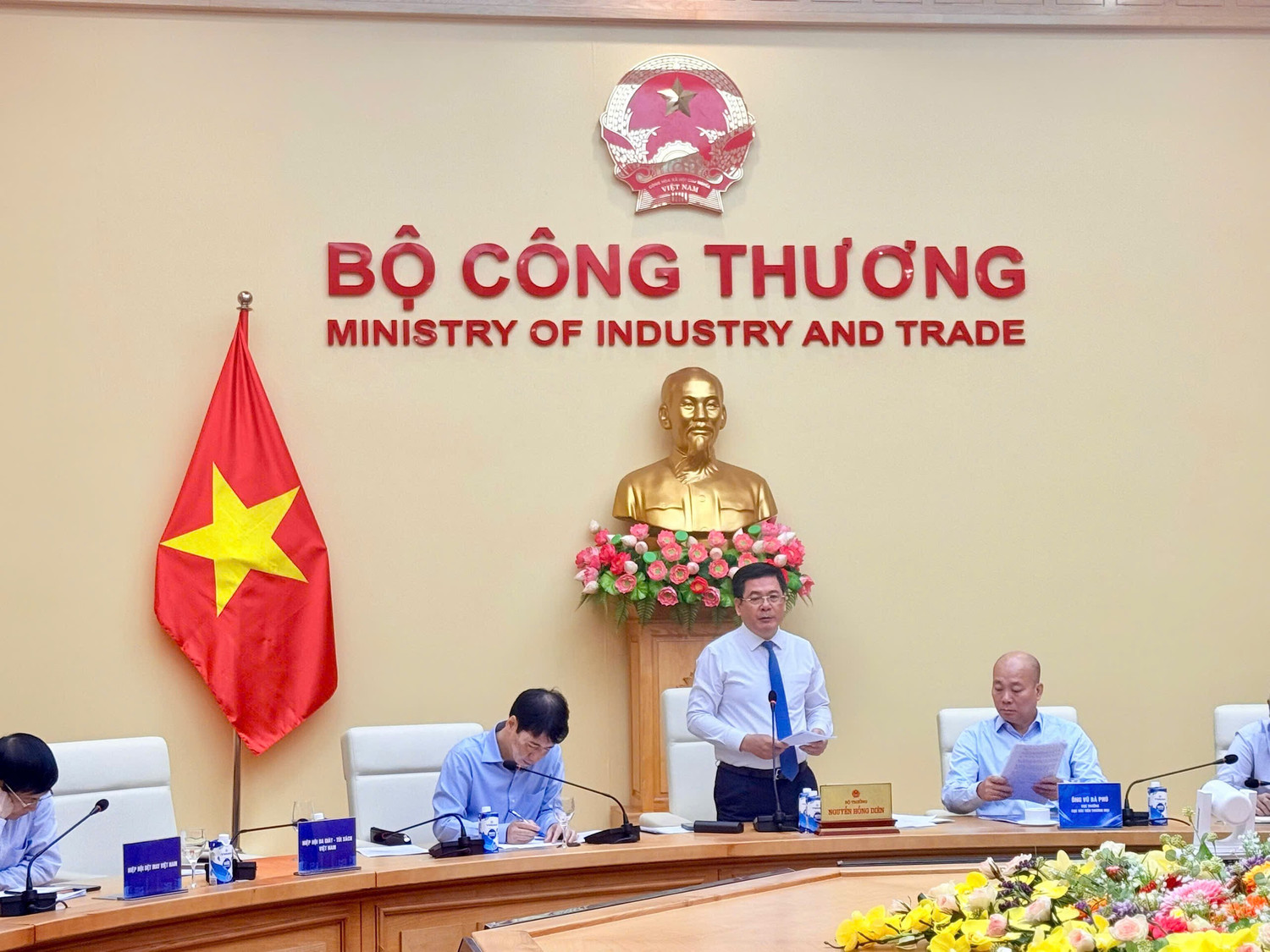 រដ្ឋមន្ត្រីក្រសួងឧស្សាហកម្ម និងពាណិជ្ជកម្ម លោក Nguyen Hong Dien ធ្វើជាប្រធានសន្និសីទលើកកំពស់ពាណិជ្ជកម្មរយៈពេល ៨ ខែឆ្នាំ ២០២៥។ (រូបថត៖ PV/Vietnam+)