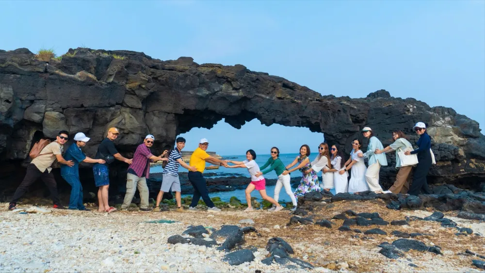 ភ្ញៀវទេសចរណ៍ឈរនៅមុខច្រកទ្វារ To Vo (តំបន់សេដ្ឋកិច្ចពិសេស Ly Son)។ រូបថត៖ កាសែត Quang Ngai