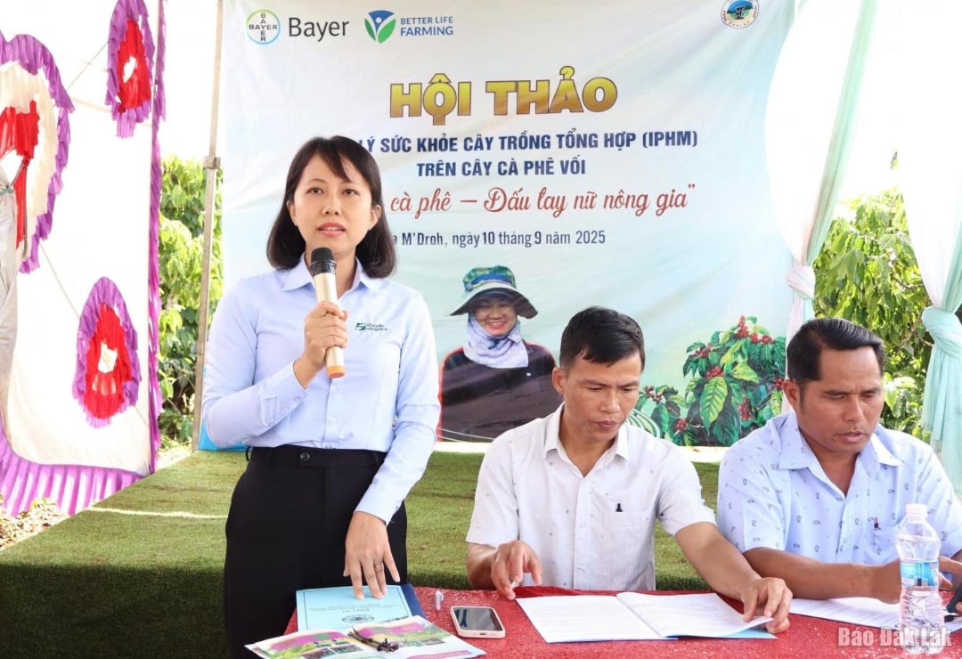 លោកស្រី Hoang Thi Ai Lien នាយករងមជ្ឈមណ្ឌលសត្វឆ្កែកសិកម្មខេត្តបានថ្លែងនៅក្នុងសិក្ខាសាលានេះ។
