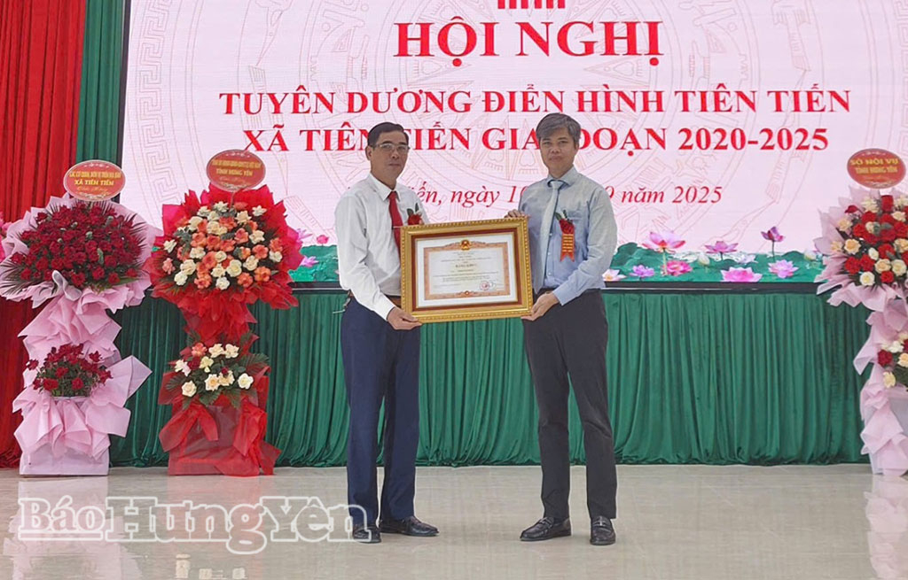 ដោយមានការអនុញ្ញាតពីនាយករដ្ឋមន្ត្រី សមមិត្ត Nguyen Van Chien សមាជិកគណៈកម្មាធិការអចិន្ត្រៃយ៍បក្សខេត្ត ប្រធានគណៈកម្មាធិការឃោសនា និងចលនាមហាជននៃគណៈកម្មាធិការបក្សខេត្ត បានប្រគល់ប័ណ្ណសរសើររបស់នាយករដ្ឋមន្ត្រីជូនលោក Pham Van Thanh អតីតប្រធានគណៈកម្មាធិការឃោសនា និងចលនាមហាជនស្រុក Phu Cu ។