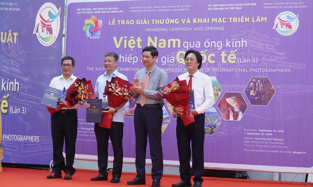 Award ceremony and opening of the exhibition 