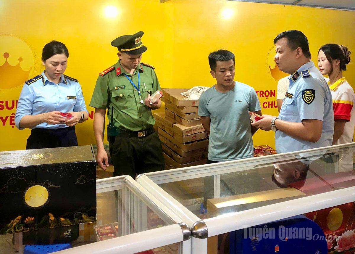 Đoàn kiểm tra liên ngành kiểm tra tại cửa hàng bày bán sản phẩm bánh trung thu phường Minh Xuân, tỉnh Tuyên Quang.