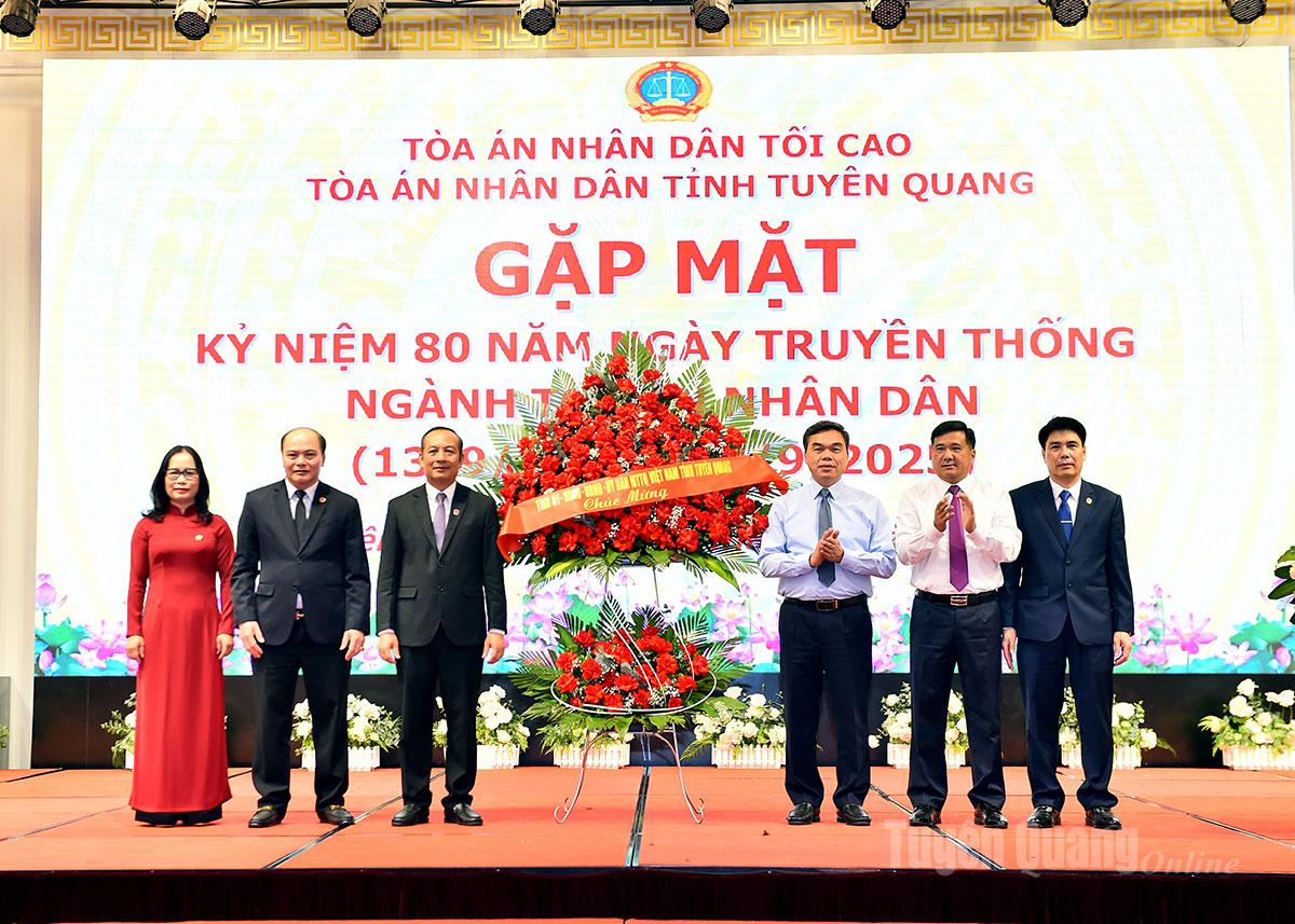 ថ្នាក់​ដឹក​នាំ​ខេត្ត​ជូន​ផ្កា​អបអរ​សាទរ​សាលា​ខេត្ត​ក្នុង​ថ្ងៃ​ប្រពៃណី​ជាតិ។