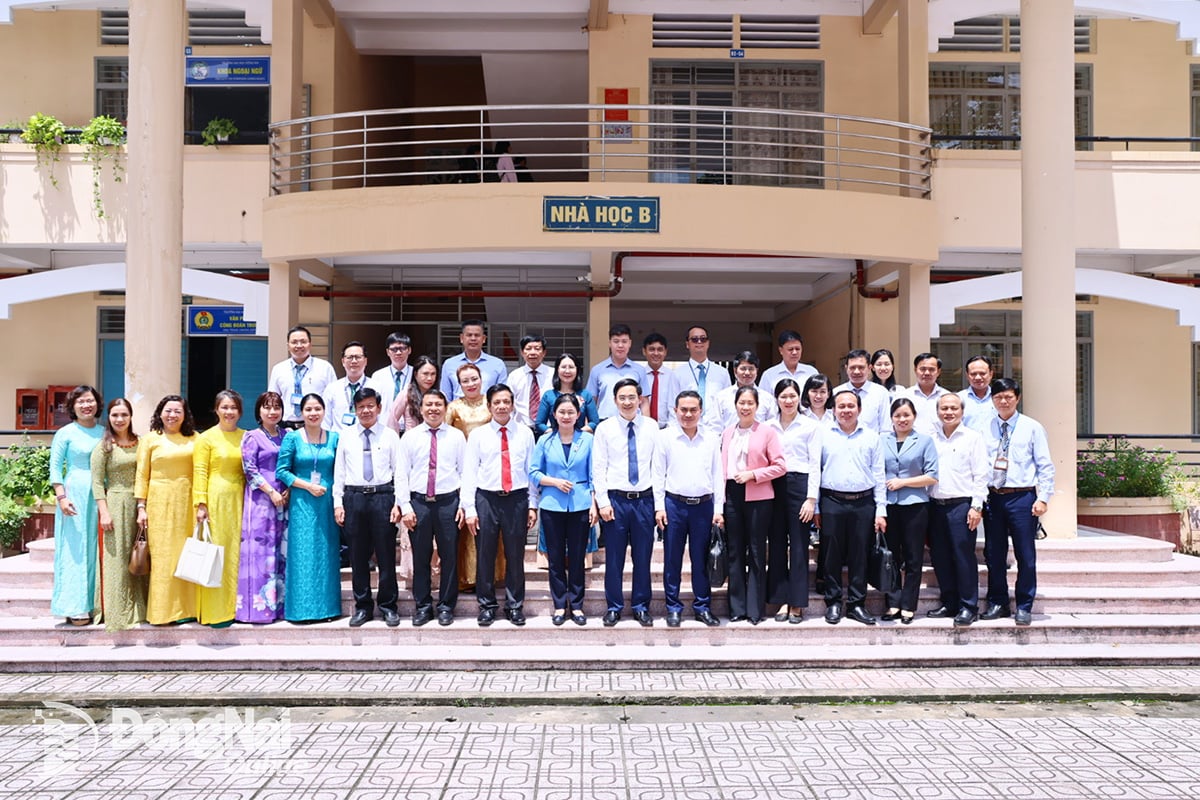 Lãnh đạo tỉnh Đồng Nai chụp hình với Đảng ủy, Hội đồng và Ban giám hiệu Trường đại học Đồng Nai. Ảnh: Công Nghĩa
