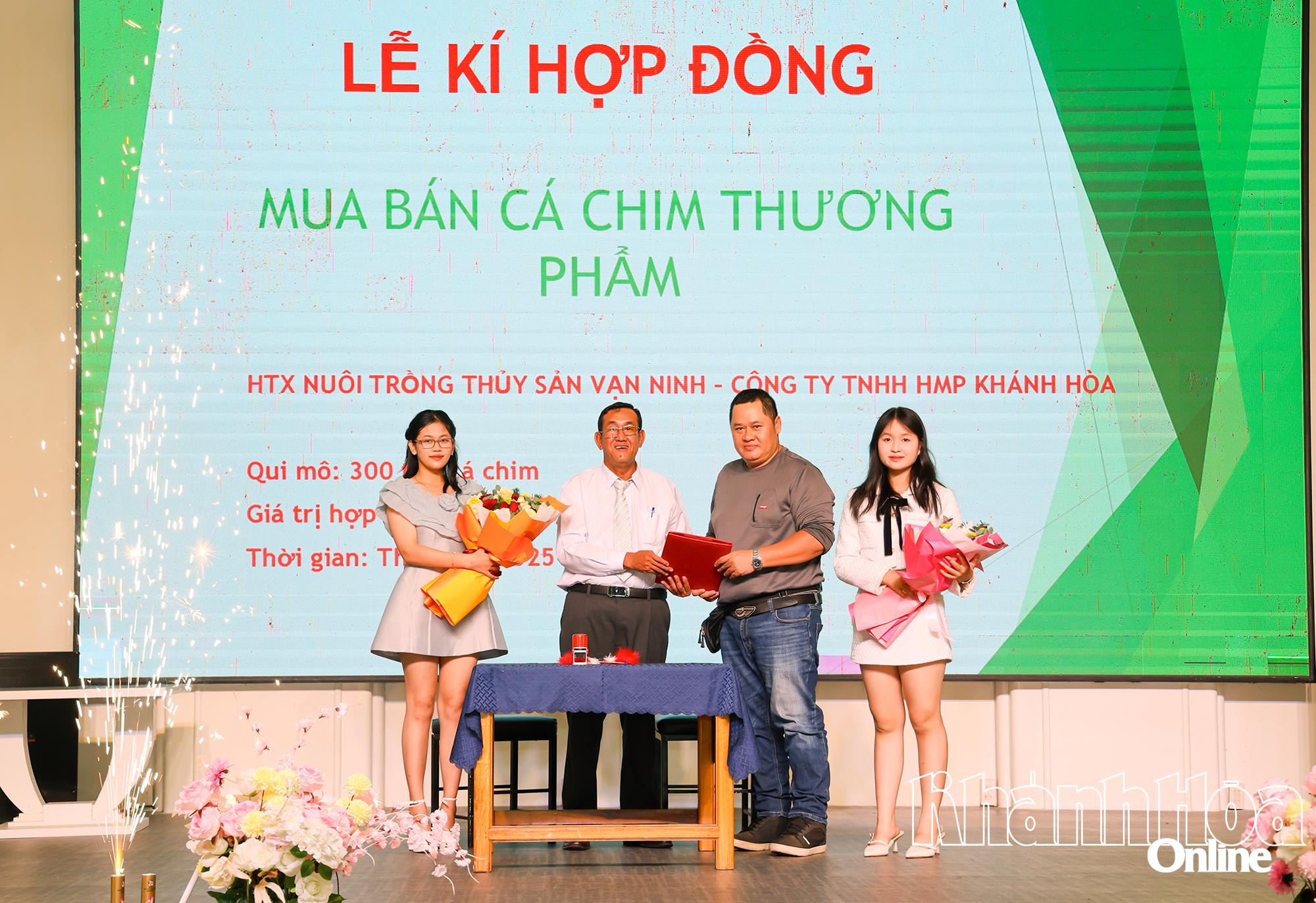Lãnh đạo HTX Nuôi trồng Thủy sản Vạn Ninh ký kết hợp đồng tiêu thụ cá chim với đối tác 