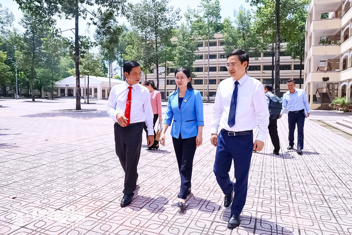 Ủy viên dự khuyết Trung ương Đảng, Phó Bí thư Thường trực Tỉnh ủy, Chủ tịch HĐND tỉnh Đồng Nai Tôn Ngọc Hạnh đến thăm và làm việc với Trường đại học Đồng Nai. Ảnh: Công Nghĩa
