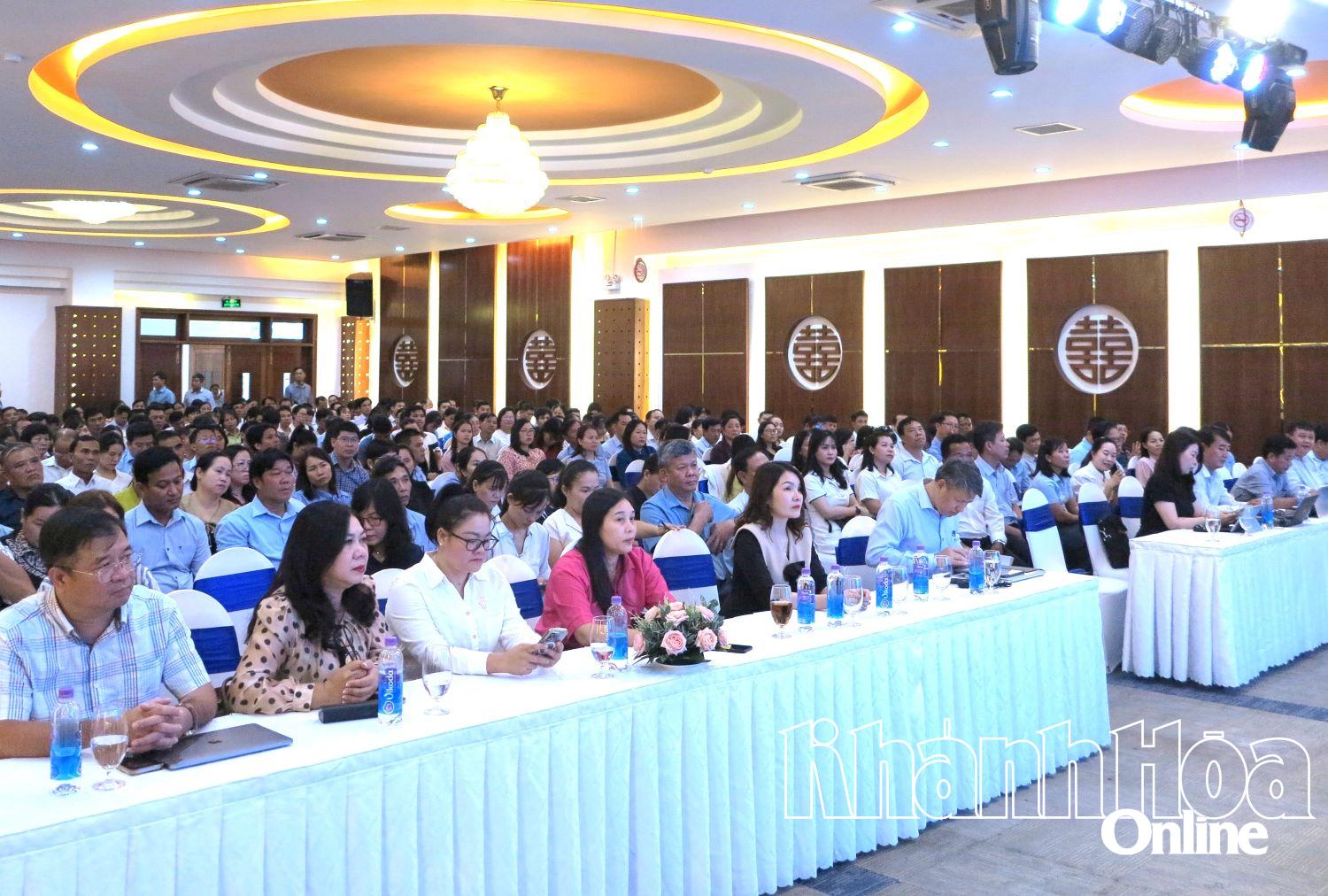 Hơn 320 người tham gia tập huấn.