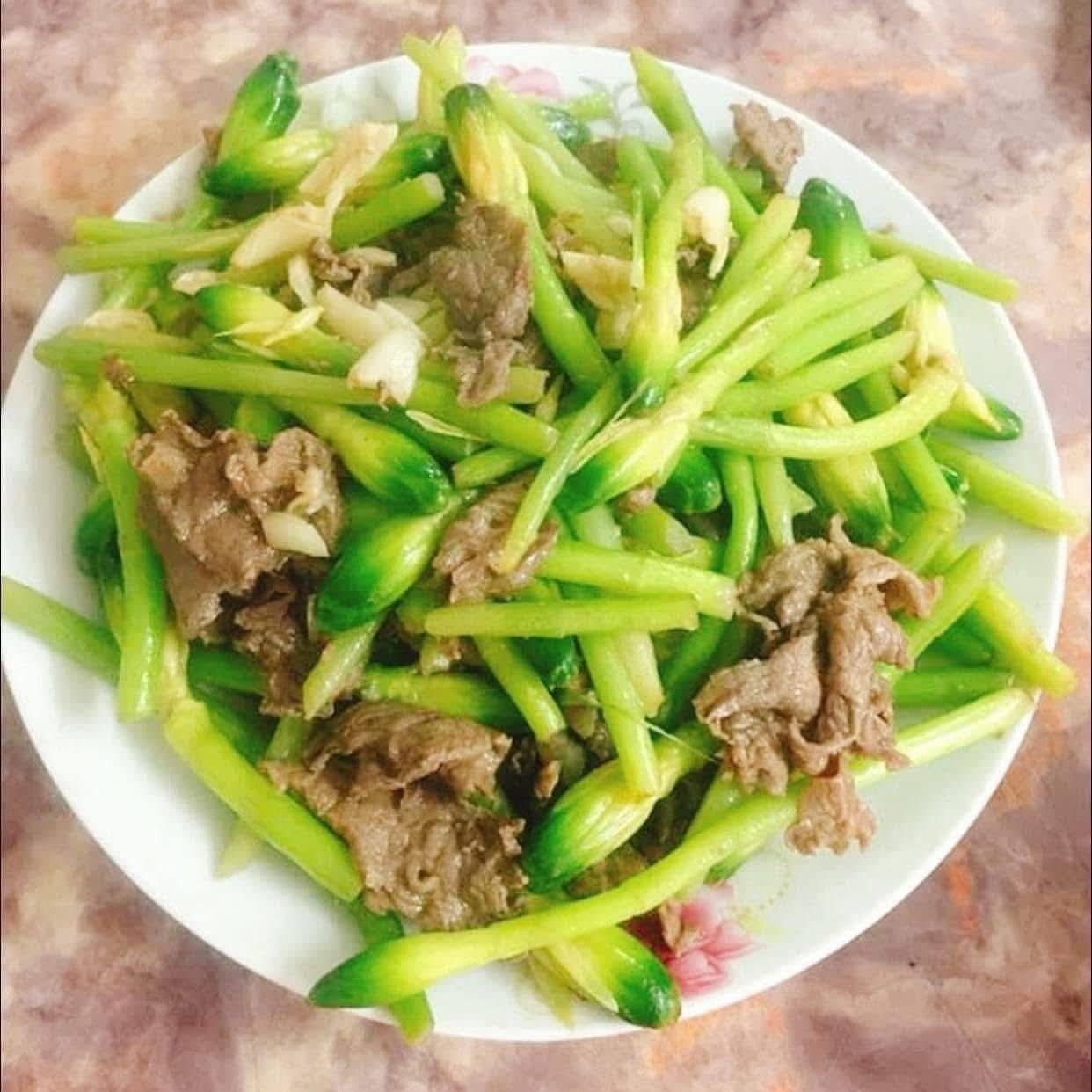 ផ្កាខ្ញីចៀនជាមួយសាច់គោ - ម្ហូបបែបជនបទនៃតំបន់ខ្ពង់រាប។ រូបថត៖ អ្នករួមចំណែក