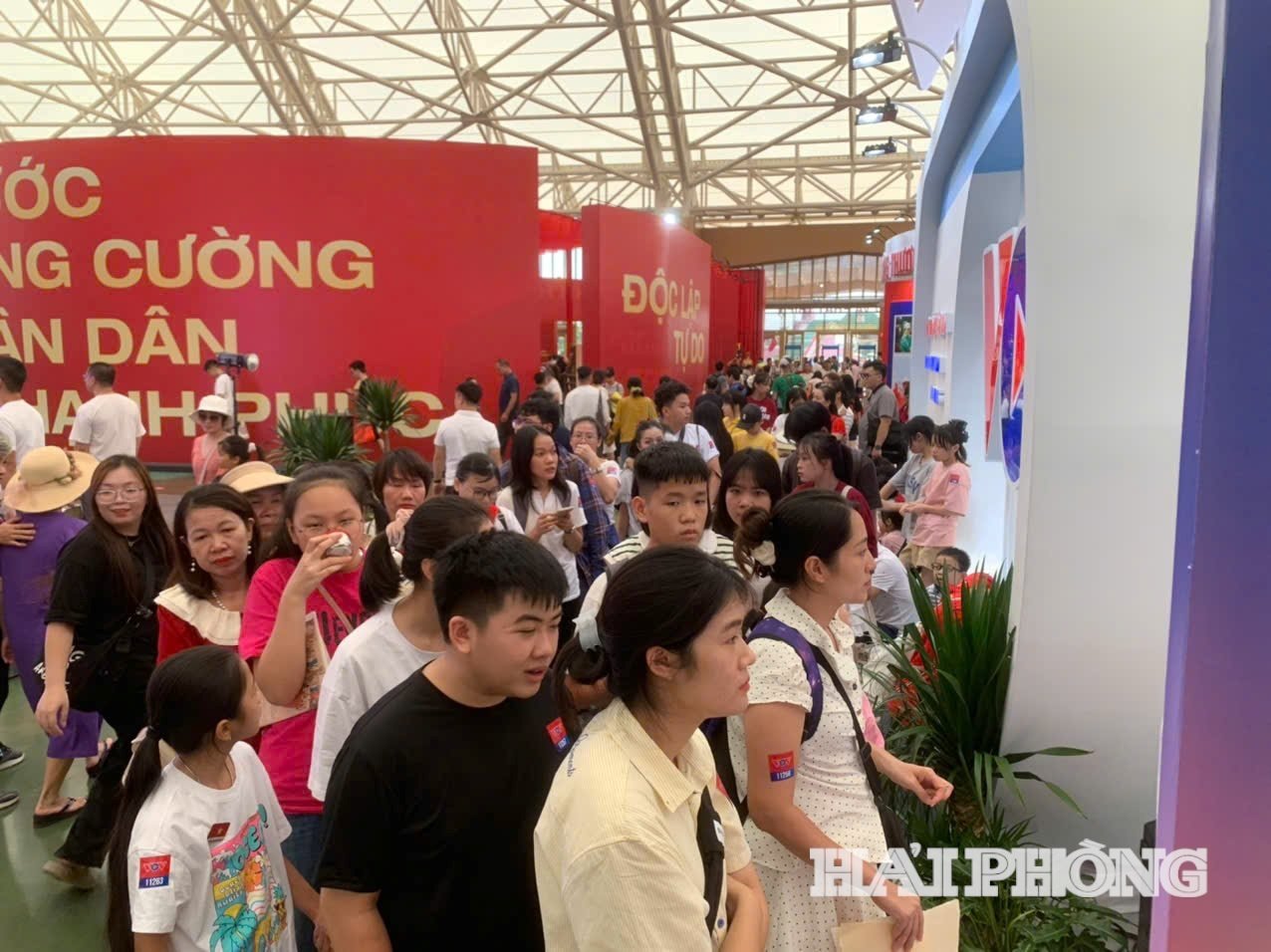 Crowds of people and tourists lined up to experience at VOV's booth.