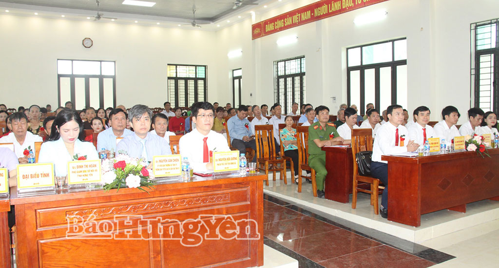 សមមិត្ត Nguyen Van Chien សមាជិកគណៈកម្មាធិការអចិន្ត្រៃយ៍បក្សខេត្ត ប្រធានគណកម្មាធិការឃោសនា និងចលនាមហាជននៃគណៈកម្មាធិការខេត្ត ព្រមទាំងគណៈប្រតិភូចូលរួមសន្និសីទ។ រូបថត៖ Vu Hue