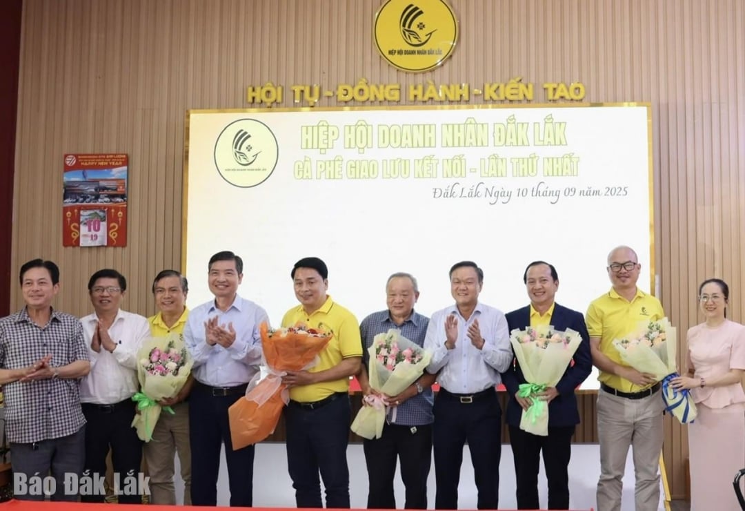 Lãnh đạo tỉnh tặng hoa Thường trực Hiệp hội Doanh nhân Đắk Lắk.