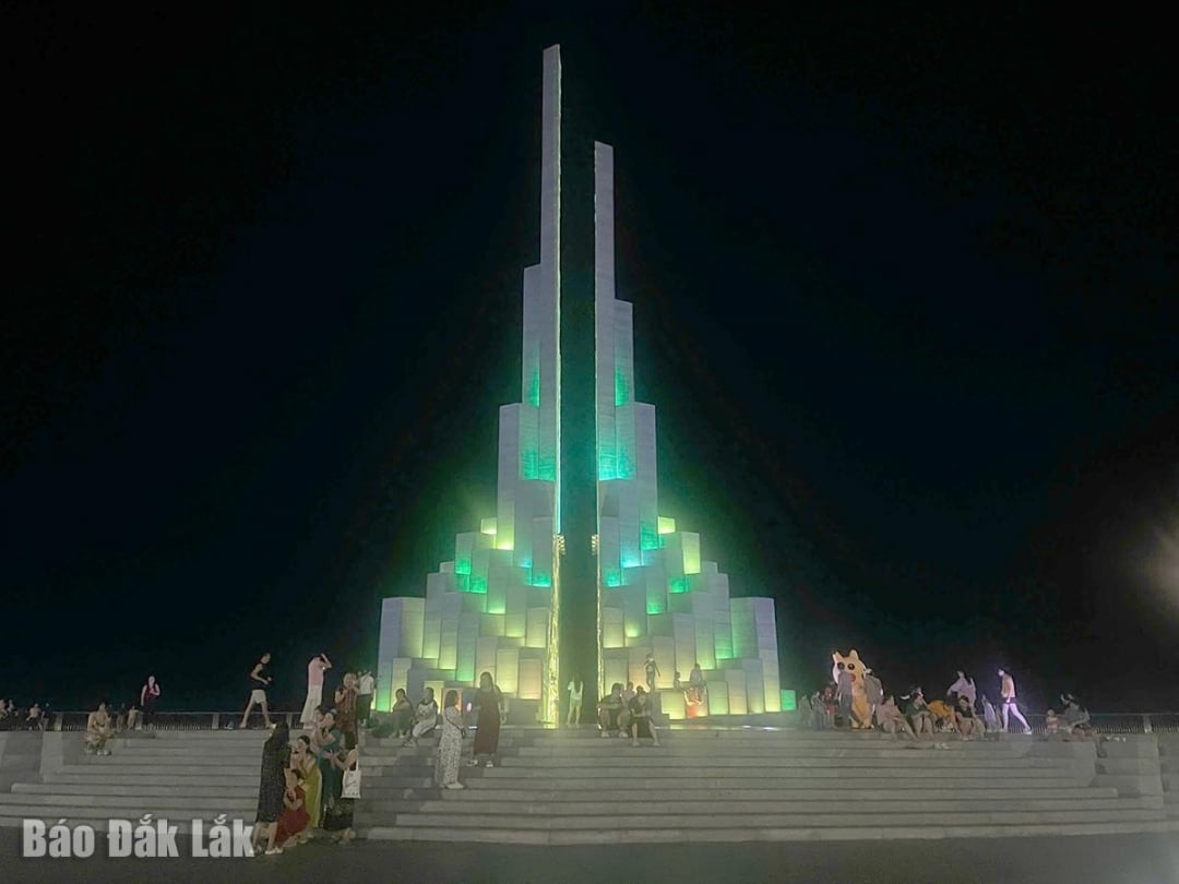 The decorative lighting system at Nghinh Phong tower impresses many tourists.