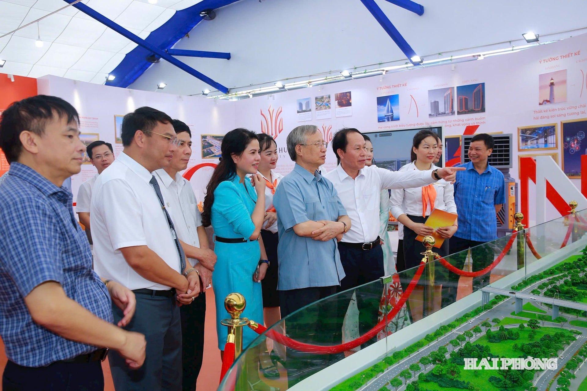 គណៈប្រតិភូបានទៅទស្សនាតំបន់តាំងពិពណ៌របស់ក្រុមហ៊ុន Hoang Huy Group