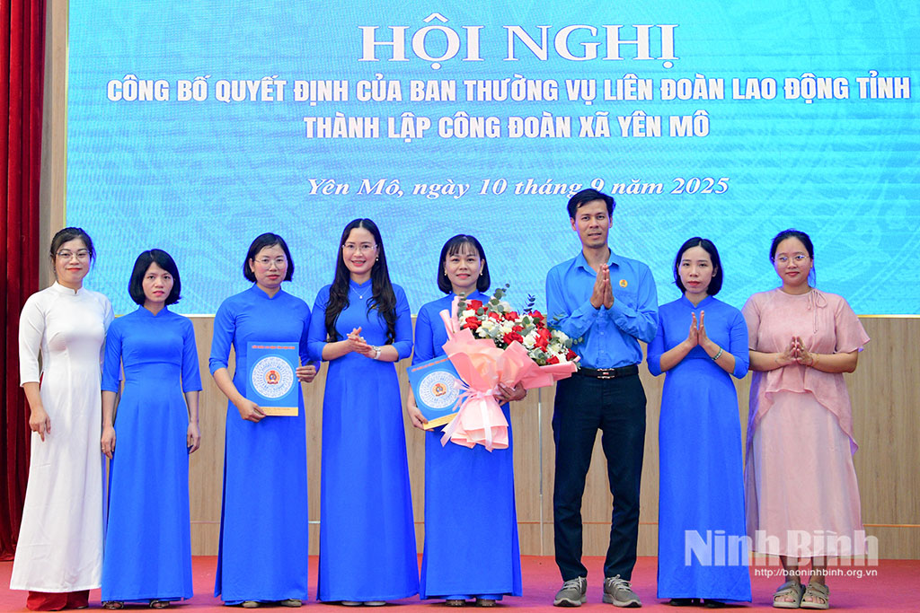 សមមិត្ត Le Thi Hoa អនុប្រធានសហព័ន្ធការងារខេត្ត បានបង្ហាញសេចក្តីសម្រេច និងបាច់ផ្កាអបអរសាទរគណៈកម្មាធិការប្រតិបត្តិនៃសម្ព័ន្ធសហជីពឃុំ Yen Mo។