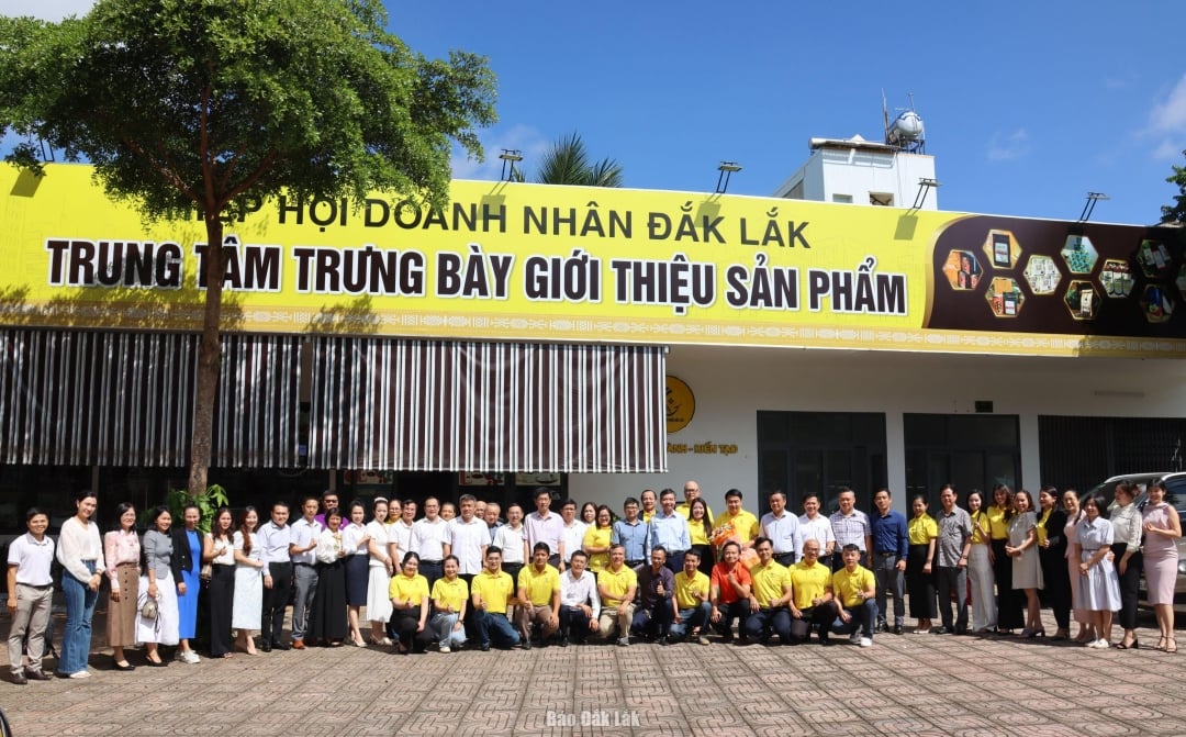Các đồng chí lãnh đạo tỉnh chụp hình lưu niệm cùng Hiệp hội Doanh nhân Đắk Lắk.