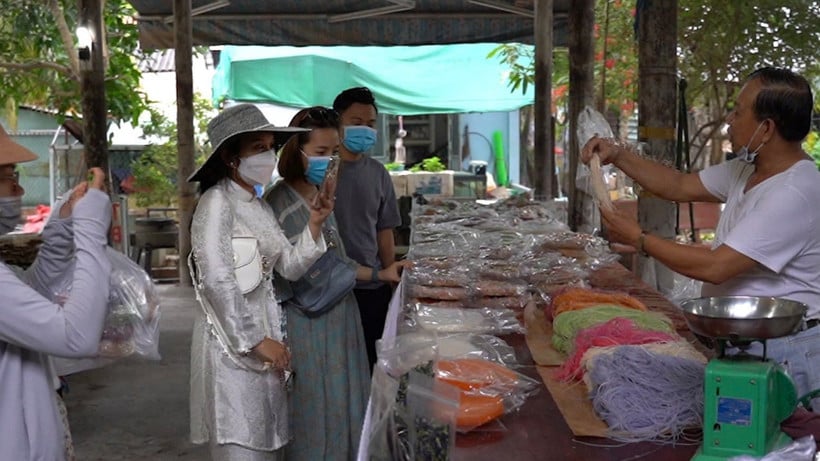 Người dân giới thiệu cho du khách về các loại hủ tiếu Cái Răng.
