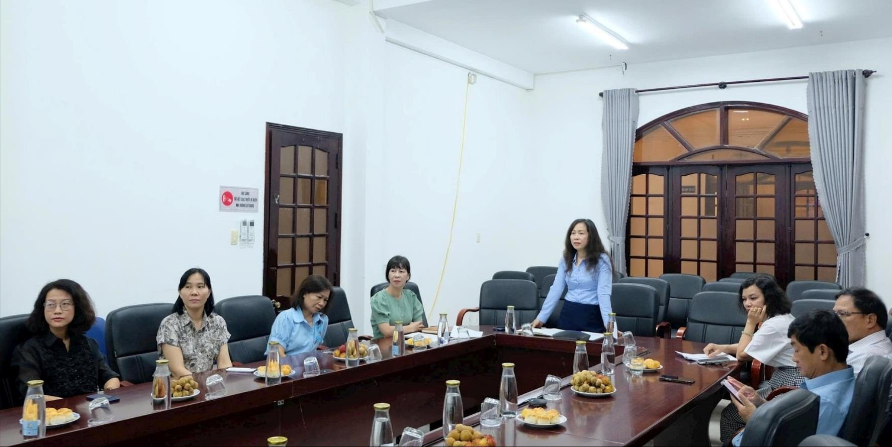 ប្រធានមន្ទីរវប្បធម៌ កីឡា និងទេសចរណ៍ទីក្រុង Da Nang Truong Thi Hong Hanh (ឈរ) ថ្លែងសុន្ទរកថាបើកវគ្គបណ្តុះបណ្តាល។ រូបថត៖ THU HA