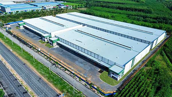 សួនឧស្សាហកម្ម Nhon Trach 6D, Dong Nai វិនិយោគលើការកសាងឃ្លាំងមុនសាងសង់ដែលមានគុណភាពខ្ពស់ និងប្រកបដោយនិរន្តរភាព ដោយប្រើដែកជ្រុងCOLORBOND® ថ្នាក់ខ្ពស់ជាមួយនឹងបច្ចេកវិទ្យា AM – ACTIVATE™ ពី BlueScope ជាសម្ភារៈគ្របដណ្តប់សម្រាប់គម្រោងទាំងមូល។