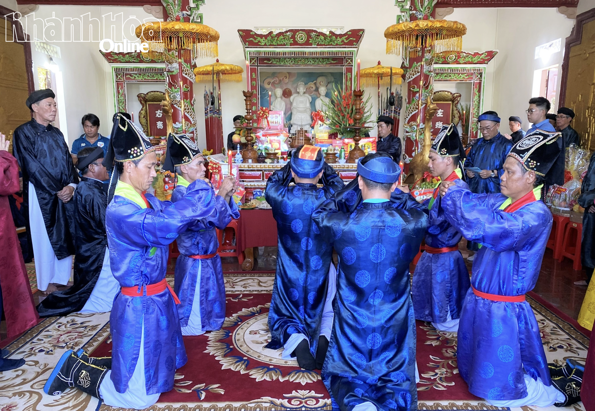 ធ្វើ​ពិធី​អុជ​ធូប​ឧទ្ទិស​ដល់​បុព្វការី​ជន​នៃ​សិប្បកម្ម​ផលិត​សំបុក​សត្វ​ស្លាប។ ពិធីបុណ្យសំបុកសត្វស្លាប Khanh Hoa ឆ្នាំ 2025