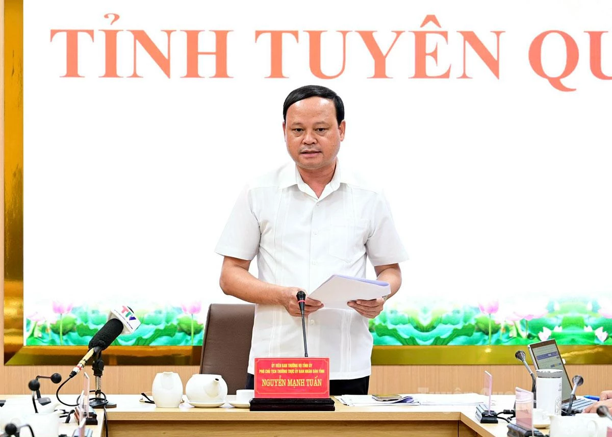 សមមិត្ត Nguyen Manh Tuan លោក Nguyen Manh Tuan សមាជិកគណៈកម្មាធិការអចិន្ត្រៃយ៍បក្សខេត្ត អនុប្រធានអចិន្ត្រៃយ៍គណៈកម្មាធិការប្រជាជនខេត្តបានថ្លែងមតិក្នុងសន្និសីទ។