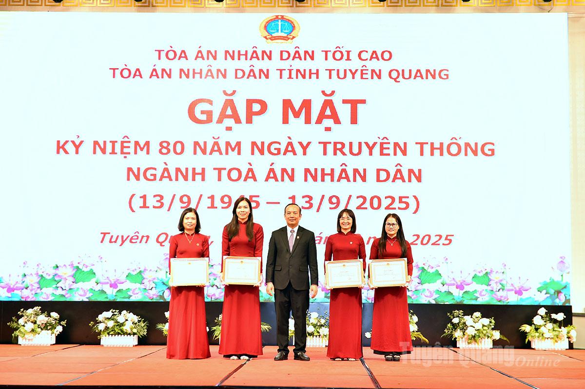 សមមិត្ត Nguyen Minh Hung បានប្រគល់វិញ្ញាបនបត្រកុសលពីប្រធានចៅក្រមនៃតុលាការប្រជាជនកំពូលដល់សមូហភាព។