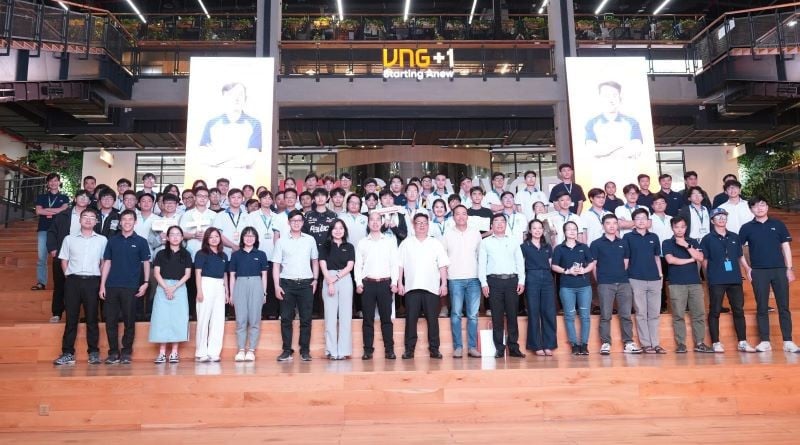 Các đại biểu chụp ảnh lưu niệm