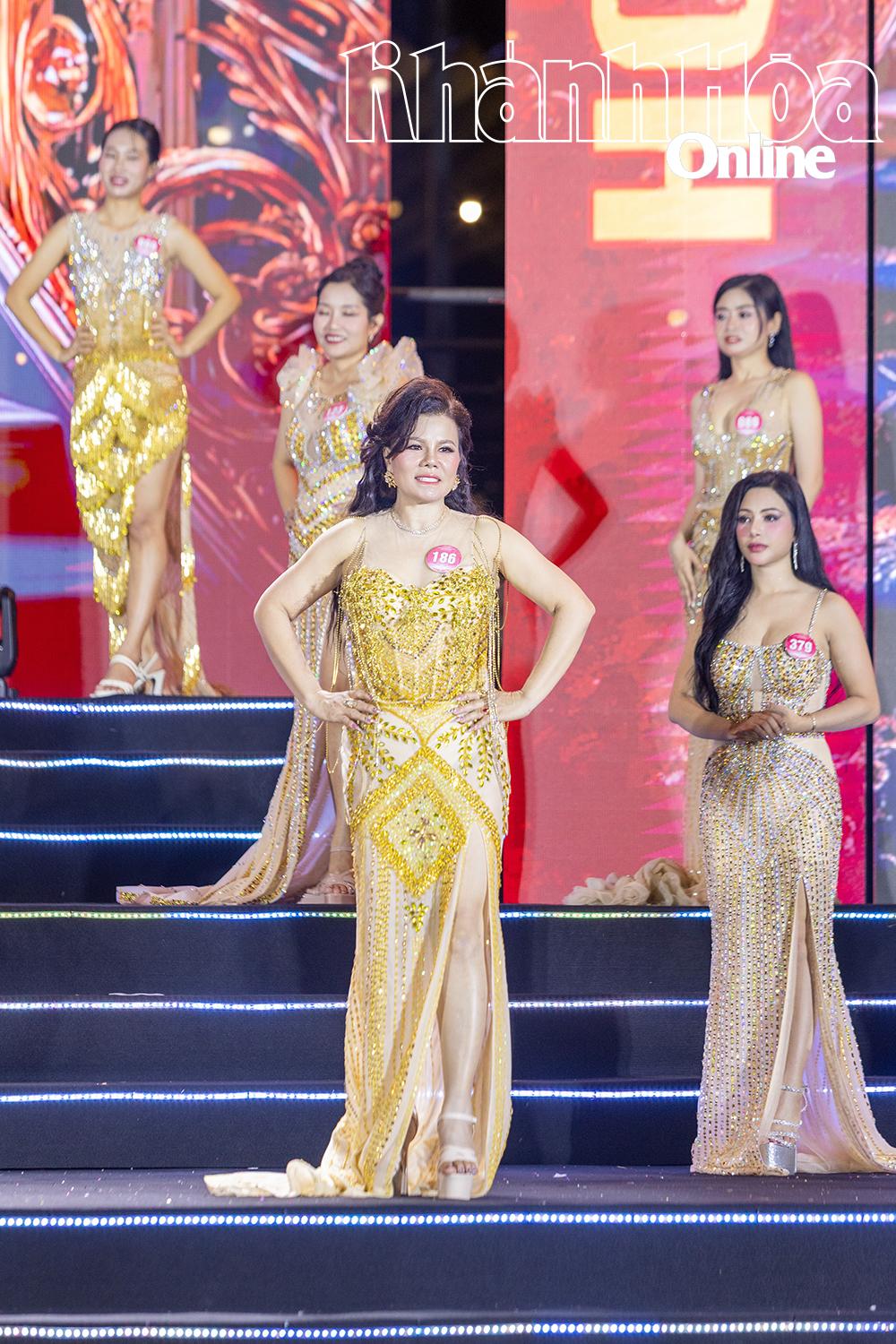 ការប្រកួតរ៉ូបល្ងាចរបស់បេក្ខជន។