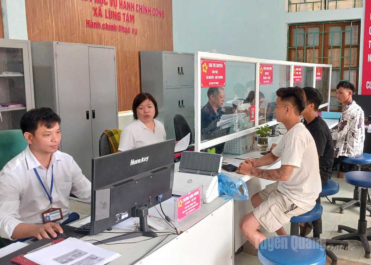 Công chức Trung tâm Hành chính công xã Lùng Tám giải quyết thủ tục hành chính phục vụ Nhân dân.