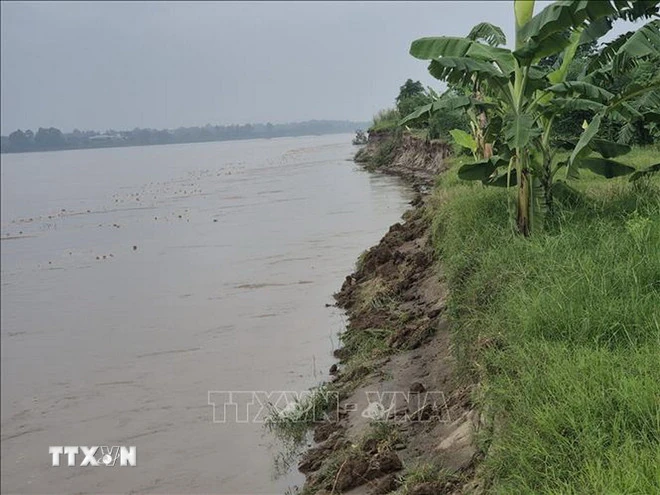 ភូថូ៖ សេចក្តីជូនដំណឹងអំពីស្ថានភាពអាសន្ន ទាក់ទងនឹងការបាក់ដី និងការបាក់ច្រាំងទន្លេថាវ