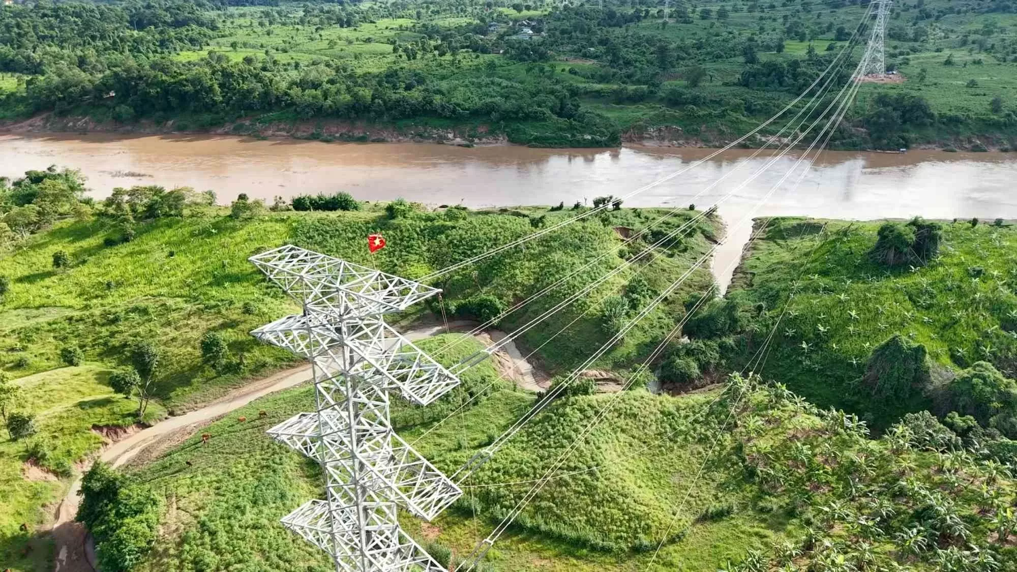 What can we see from the rapid completion of the electricity transmission line from Laos to Vietnam by businessman Do Quang Hien's T&T Group?