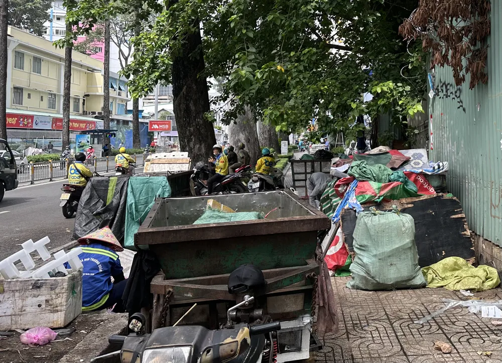 អង្គភាពប្រមូលសំរាមនៅ Ban Co ward, HCMC ។ រូបថត៖ THANH HIEN