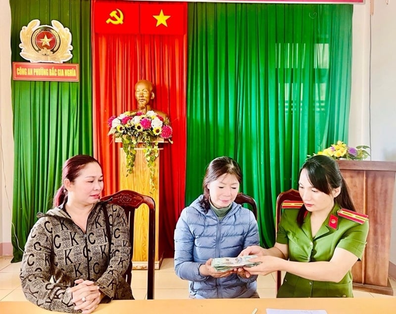 រំភើបរីករាយបន្ទាប់ពីទទួលបានមកវិញ 100 លានដែលបាត់បន្ទាប់ពីខ្ចីពីធនាគារ -0
