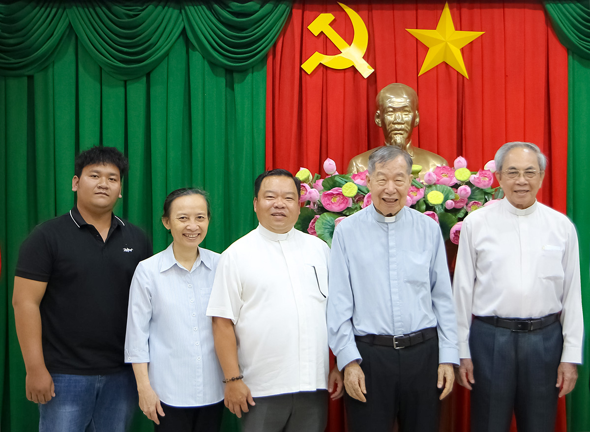 គណៈប្រតិភូជាផ្លូវការនៃគណៈប្រតិភូកាតូលិកខេត្ត Dong Nai បានចូលរួមសមាជត្រាប់តាម។ រូបថត៖ Van Truyen