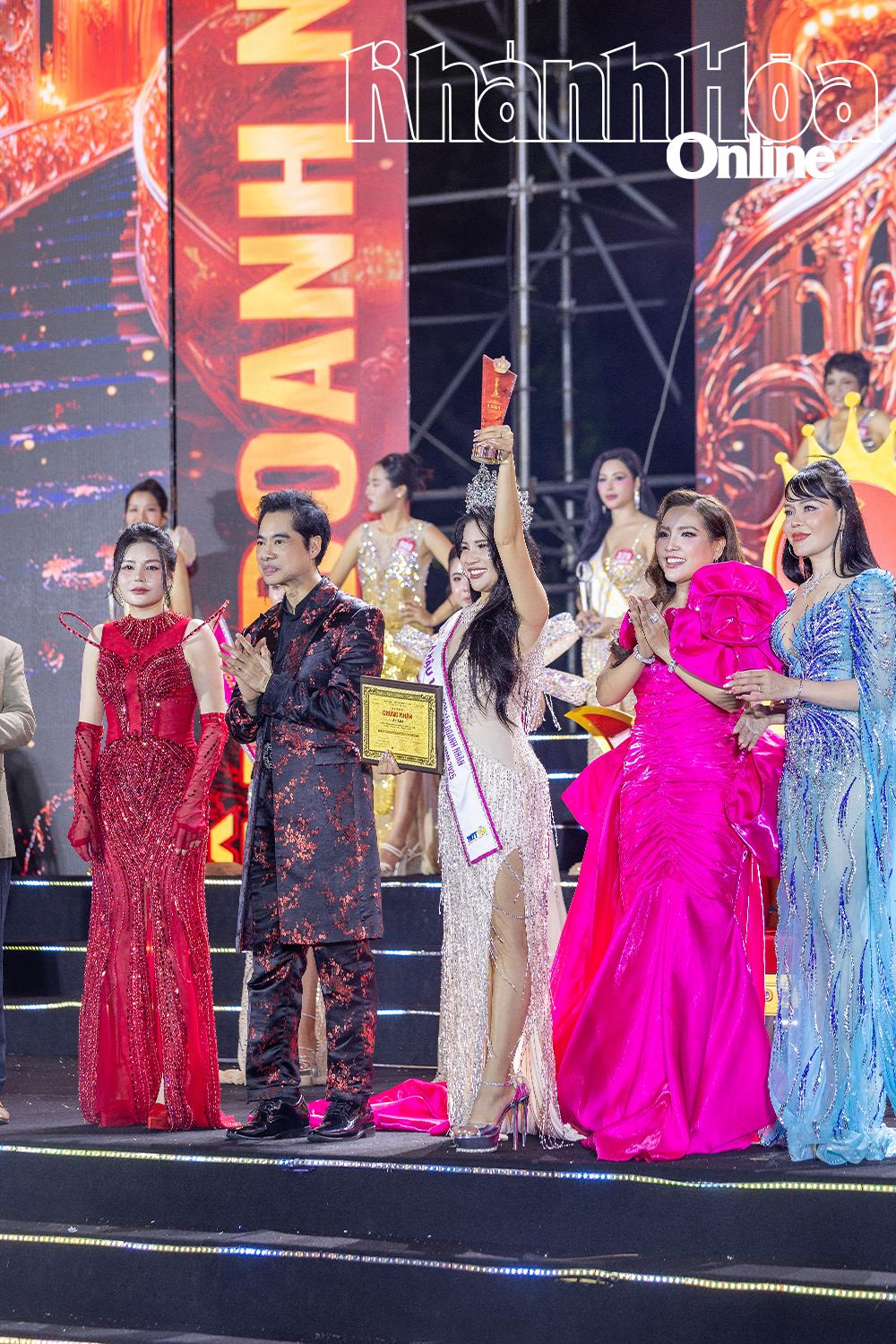 ប្រគល់រង្វាន់ជ័យលាភីលេខ១ ដល់បេក្ខនារី Lam Thi Thanh Tuyen។