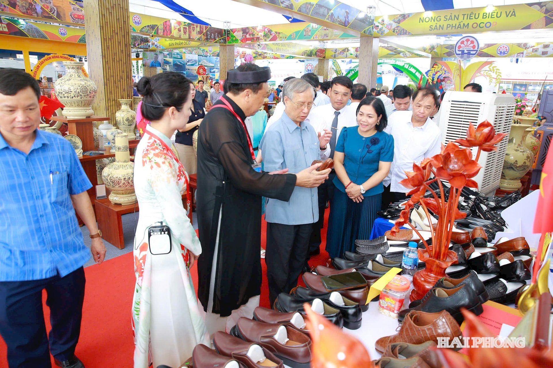 ស្តង់​សិប្បកម្ម​ទទួល​បាន​ការ​ចាប់អារម្មណ៍​ខ្លាំង​ពី​គណៈប្រតិភូ។