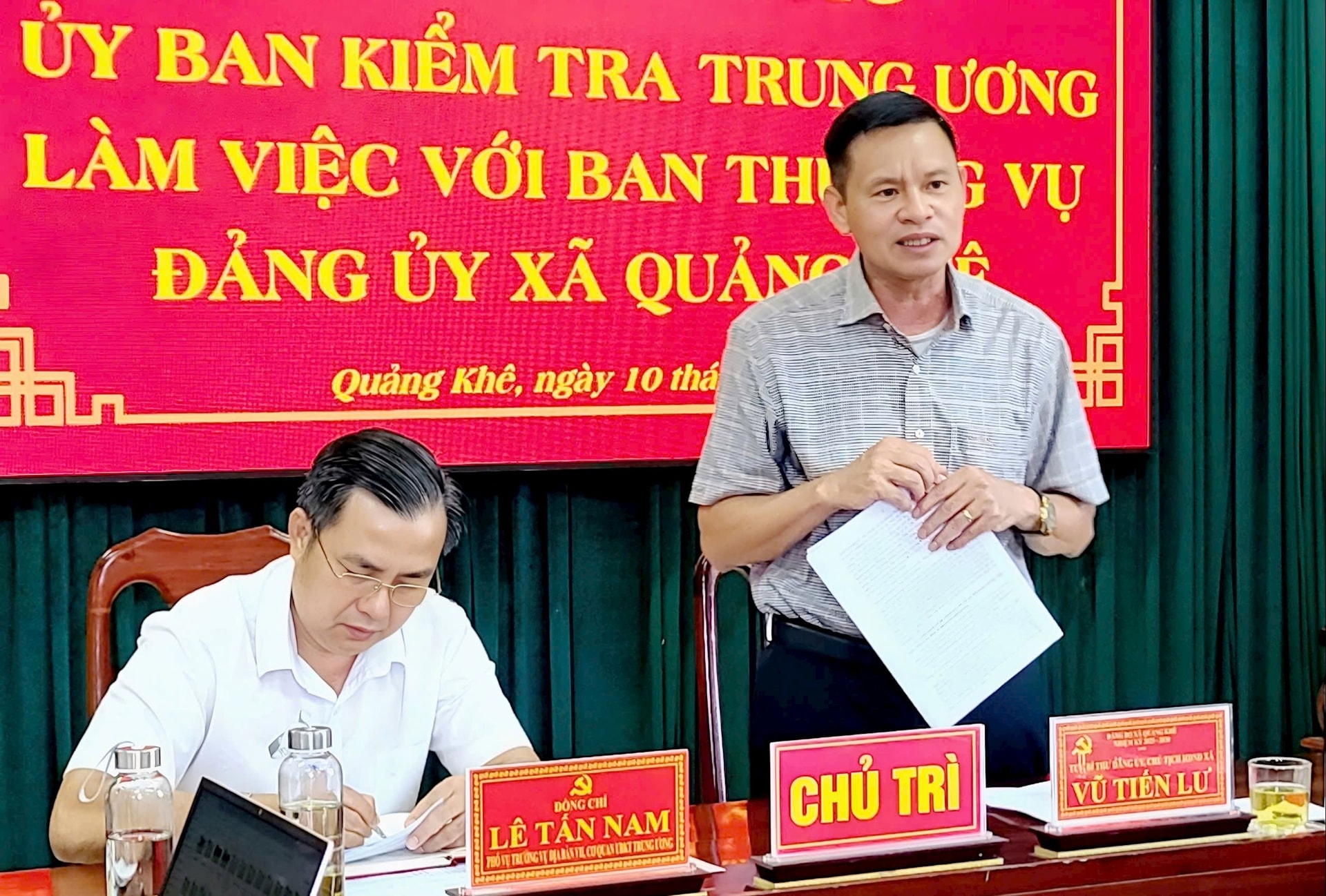 លេខាបក្ស ប្រធានក្រុមប្រឹក្សាប្រជាជនឃុំ Quang Khe លោក Vu Tien Lu បានរាយការណ៍នៅសម័យប្រជុំ