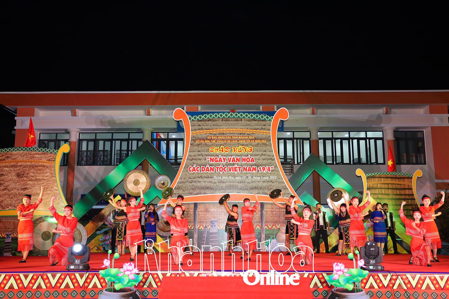 ការសម្តែងចូលរួមទិវាវប្បធម៌ជនជាតិវៀតណាមនៅខេត្ត Khanh Hoa ឆ្នាំ 2025។ រូបថត៖ NHAN TAM