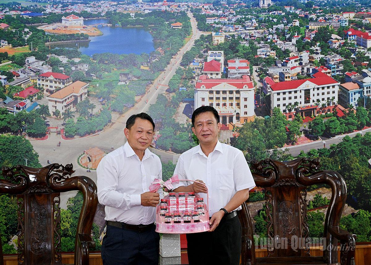 ថ្នាក់ដឹកនាំ​មន្ទីរ​ការ​បរទេស​ខេត្ត Xieng Khouang ជូន​អំណោយ​ដល់​មន្ទីរ​ការ​បរទេស Tuyen Quang ។