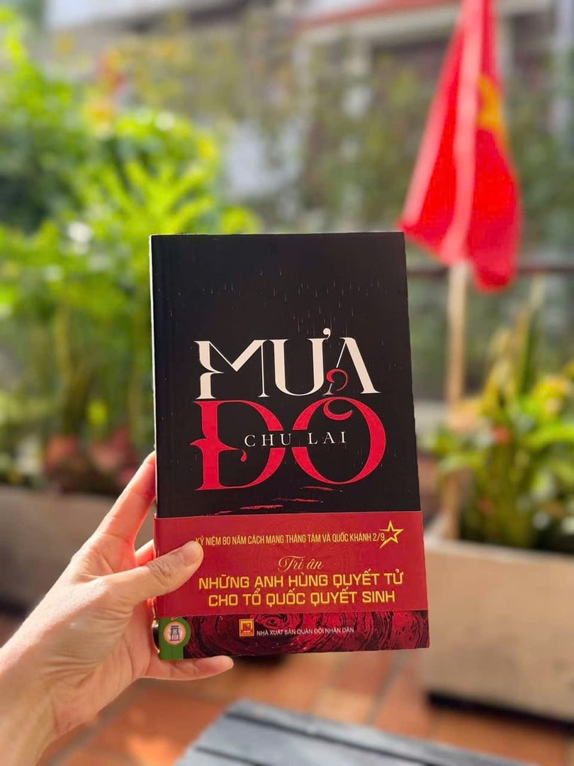 Cuốn sách Mưa đỏ trở thành hiện tượng trong làng sách năm nay. Ảnh: Bình Bán Books.