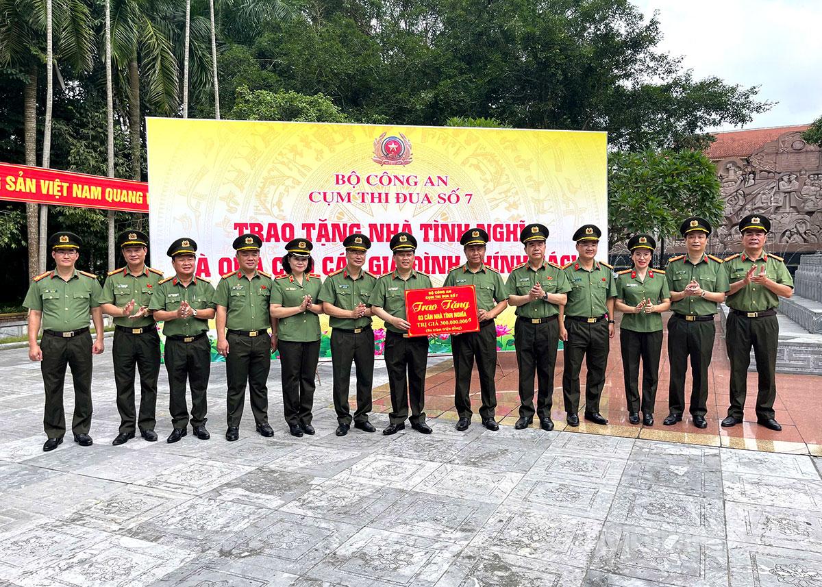 The working delegation of Emulation Cluster No. 7 of the Ministry of Public Security awarded funds to support Tuyen Quang Provincial Police to build 3 gratitude houses.