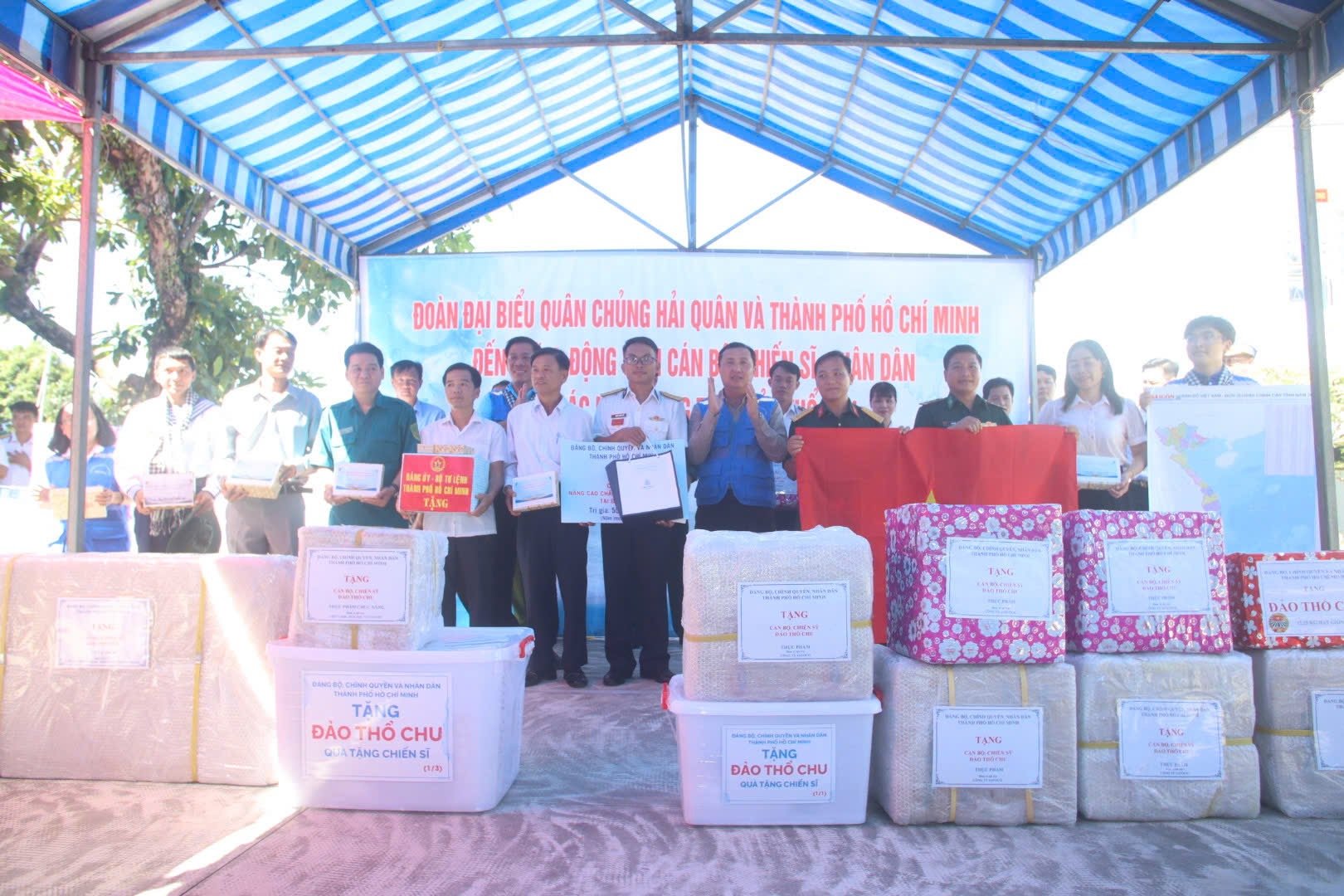 គណៈប្រតិភូទីក្រុងហូជីមិញទៅទស្សនា និងជូនអំណោយនៅកោះ Tho Chu - រូបថត ៣.