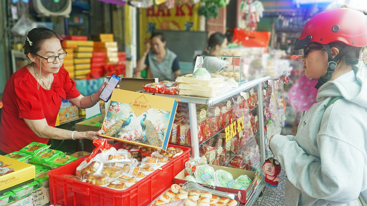 នៅ​ពេល​នេះ​ទីផ្សារ​នំ​ព្រះ​ខែ​ចាប់​ផ្ដើម​មាន​សភាព​អ៊ូអរ។
