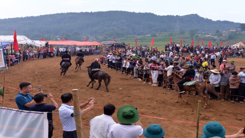 ពិធីបុណ្យ​ប្រណាំង​សេះ​ឃុំ​តា​ឡេង គឺជា​ពិធីបុណ្យ​ប្រចាំឆ្នាំ​ដែល​រៀបចំឡើង​ដោយ​ស្រុក​តាម​ដួង មុនពេល​ត្រូវបាន​រំលាយ​នៅ​ថ្ងៃទី​១ ខែកក្កដា​។