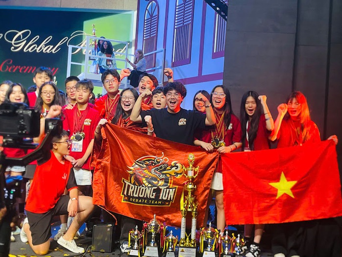 Việt Nam lần đầu giành 2 giải vô địch toàn cầu ở World Scholar's Cup 2025 - Ảnh 1.
