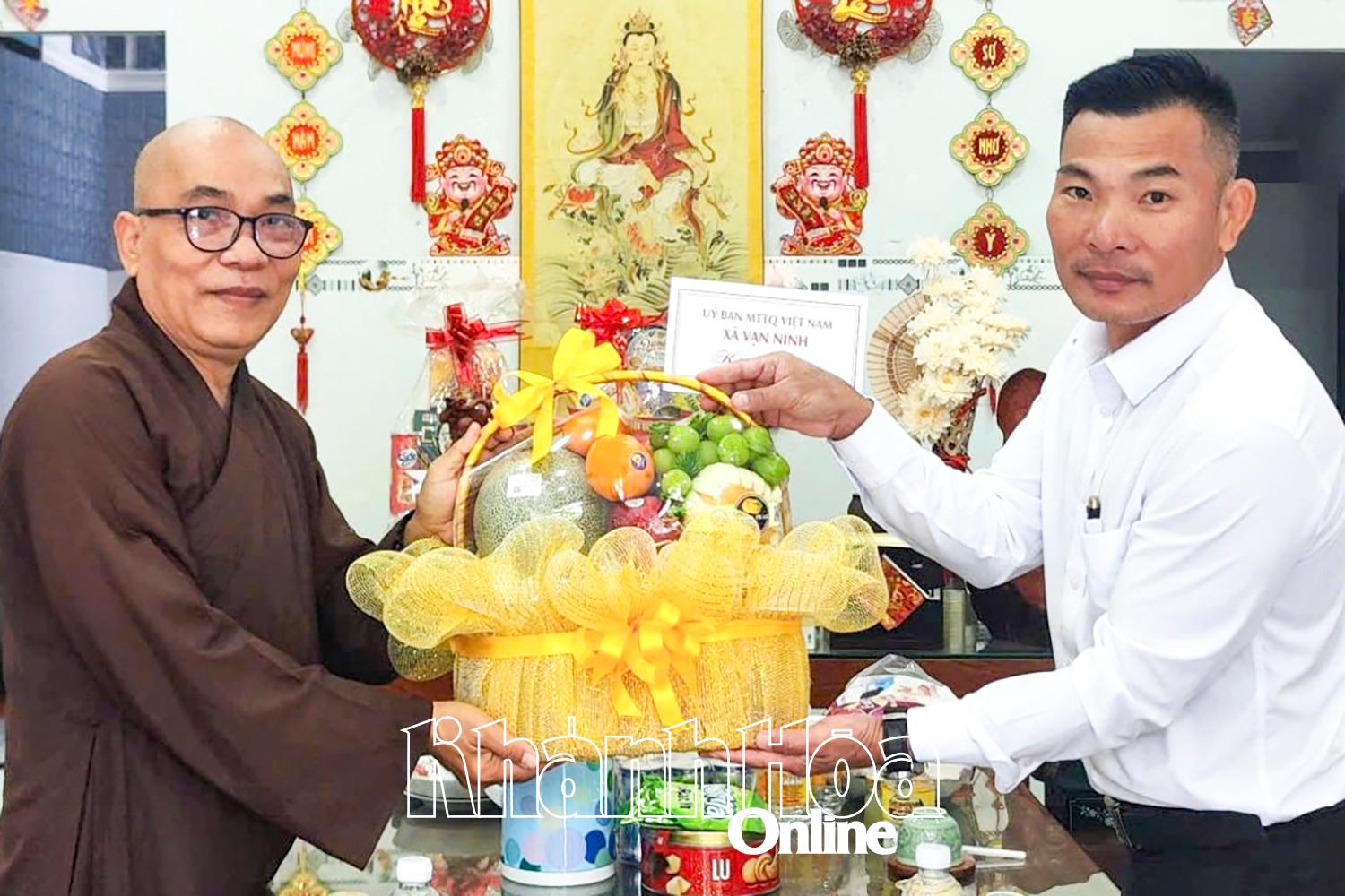 Lãnh đạo Ủy ban MTTQ Việt Nam xã Vạn Ninh thăm, chúc mừng các cơ sở tôn giáo vào dịp lễ Vu Lan năm 2025.
